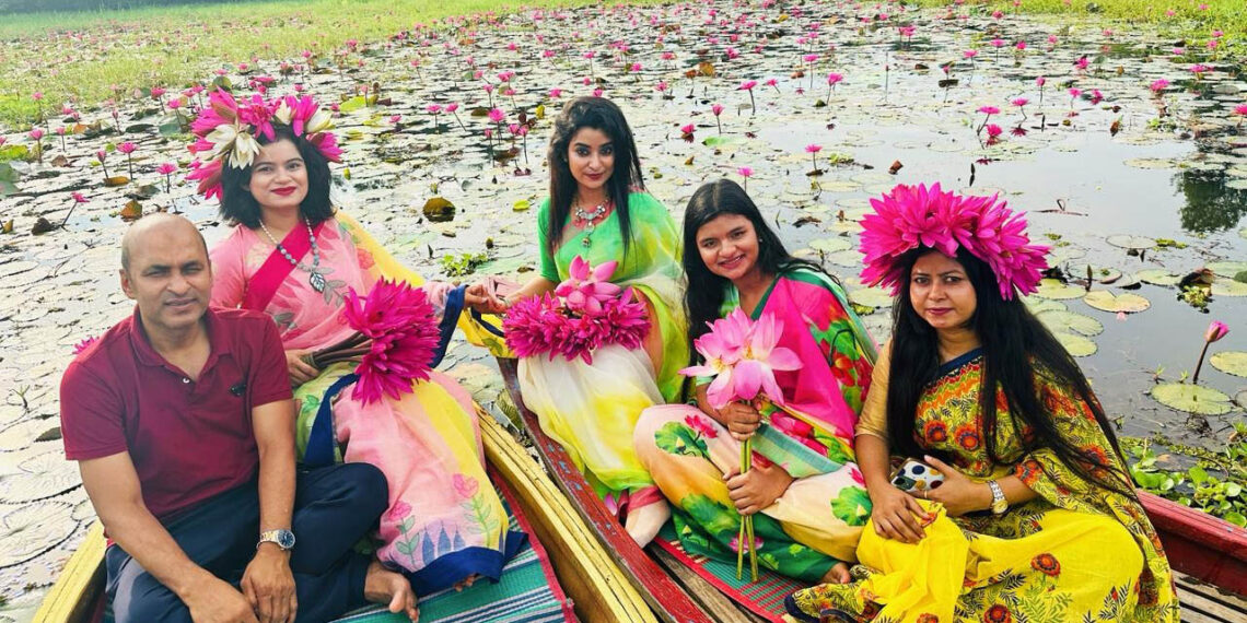 রূপগঞ্জে পদ্ম-শাপলার সমারোহে প্রকৃতির সৌন্দর্য বাড়িয়ে তুলেছে। Nafiz Ashraf.Tnntv24