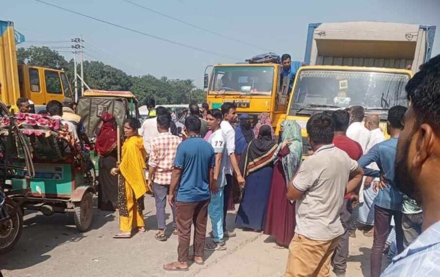 রূপগঞ্জে বকেয়া বেতনের দাবিতে গার্মেন্টস শ্রমিকদের মহাসড়ক অবরোধ: Nafiz Ashraf.Tnntv24