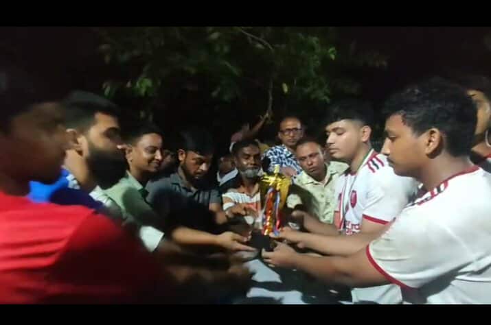 রূপগঞ্জের কামসাইর গ্রামে  যুবকদের উদ্যোগে মিনি বার ফুটবল টুর্নামেন্ট খেলা অনুষ্ঠিত: Nafiz Ashraf.Tnntv24