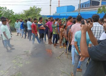 বকেয়া বেতন ভাতার দাবিতে রূপগঞ্জের শ্রমিক অসন্তোষ, ঢাকা-সিলেট মহাসড়ক অবরোধ।।অগ্নিসংযোগ দীর্ঘ যানজট:Nafiz Ashraf.Tnntv24