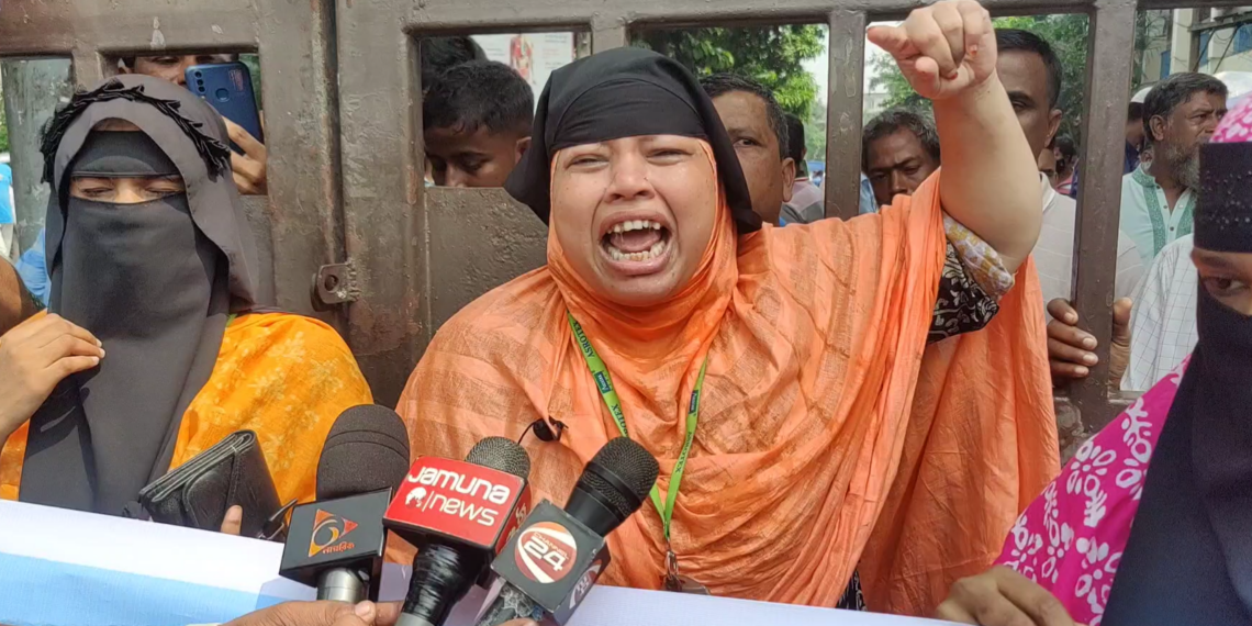 নারায়ণগঞ্জের জেলা প্রশাসনের কার্যালয়ের সামনে অ্যাস্ট্রোটেক্স গ্রুপের শ্রমিকদের বিক্ষোভ,জেলা প্রশাসনের কার্যালয় ঘেরাও:Nafiz Ashraf.Tnntv24