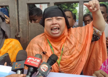 নারায়ণগঞ্জের জেলা প্রশাসনের কার্যালয়ের সামনে অ্যাস্ট্রোটেক্স গ্রুপের শ্রমিকদের বিক্ষোভ,জেলা প্রশাসনের কার্যালয় ঘেরাও:Nafiz Ashraf.Tnntv24