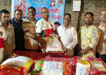 মুহাম্মদ গিয়াসউদ্দিনের পক্ষ থেকে সিদ্ধিরগঞ্জে দুর্গাপূজার উপহার সামগ্রী বিতরণ। Nafiz Ashraf.Tnntv24