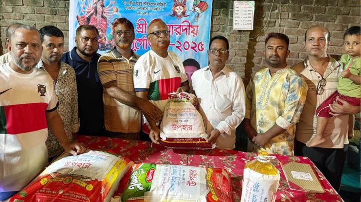 মুহাম্মদ গিয়াসউদ্দিনের পক্ষ থেকে সিদ্ধিরগঞ্জে দুর্গাপূজার উপহার সামগ্রী বিতরণ। Nafiz Ashraf.Tnntv24