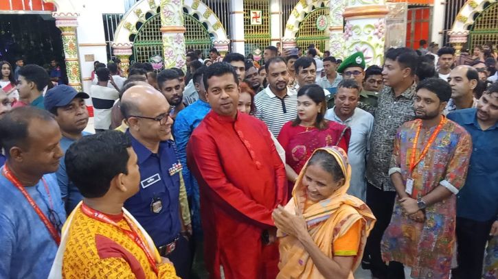 মহাষ্টমীর শারদীয় দুর্গাপূজায় সোনারগাঁওয়ে ডিসি-এসপি যৌথ মন্ডপ পরিদর্শন। Nafiz Ashraf.Tnntv24