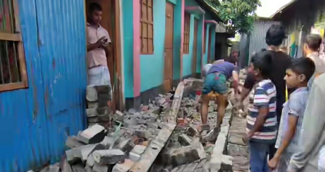 ভূমিকম্পে নারায়ণগঞ্জের রূপগঞ্জে দেয়াল ধ্বসে এক শিশু নিহত,আহত ২। Nafiz Ashraf.Tnntv24