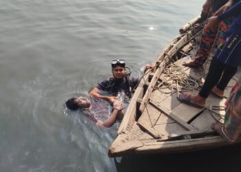 শীতলক্ষ্যা নদী পারাপারের সময় ট্রলার থেকে পড়ে নিখোঁজের একদিন পর যুবকের লাশ উদ্ধার।Nafiz Ashraf.Tnntv24