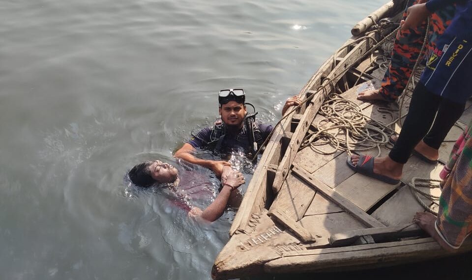 শীতলক্ষ্যা নদী পারাপারের সময় ট্রলার থেকে পড়ে নিখোঁজের একদিন পর যুবকের লাশ উদ্ধার।Nafiz Ashraf.Tnntv24