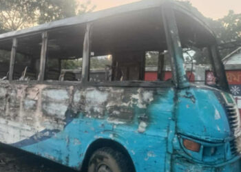 নারায়ণগঞ্জের সিদ্ধিরগঞ্জে মহাসড়কের পাশে থামিয়ে রাখা মিনিবাসে আগুন। Nafiz Ashraf.Tnntv24