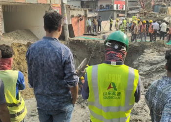 উড়াল সড়কের কাজ করতে গিয়ে ফেটেছে তিতাসের পাইপলাইন,গ্যাস সরবরাহ ব্যাহত, বাড়িঘরে গ্যাস না থাকার ভোগান্তি:Nafiz Ashraf.Tnntv24