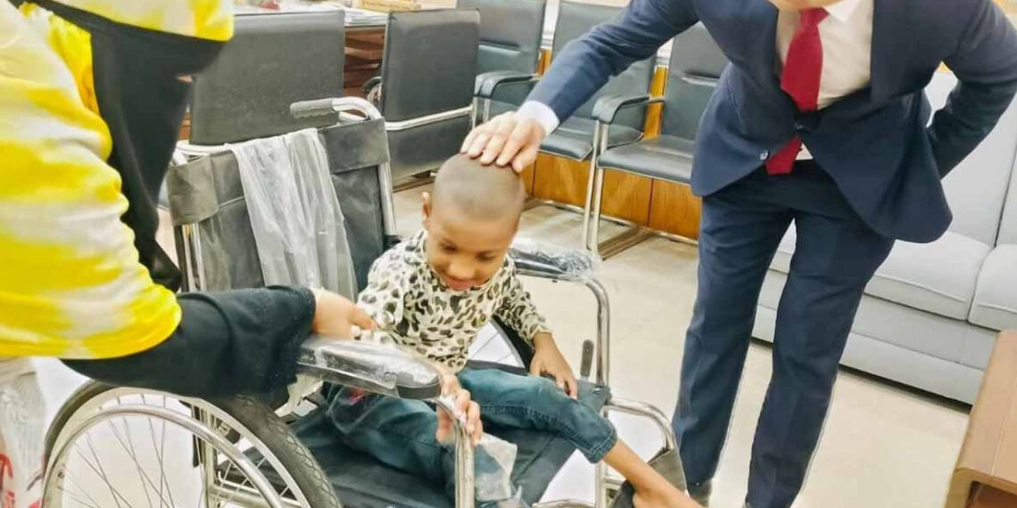 বিশ্ব প্রতিবন্ধী দিবসে রূপগঞ্জে শারিরিক প্রতিবন্ধী শিশুকে  হুইল চেয়ার উপহার:Nafiz Ashraf.Tnntv24