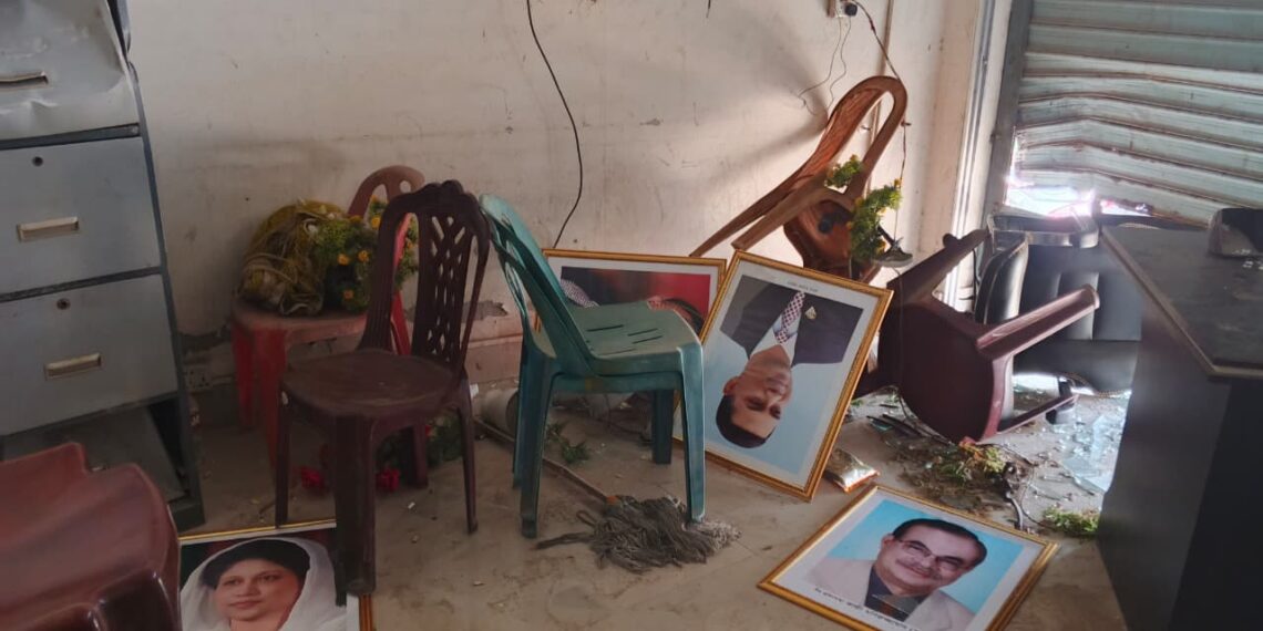 রূপগঞ্জে ছাত্রদলের কার্যালয়ে সশস্ত্র হামলা,জিয়া পরিবারের  ছবি ভাঙচুর, আহত-৮ । Nafiz Ashraf.Tnntv24