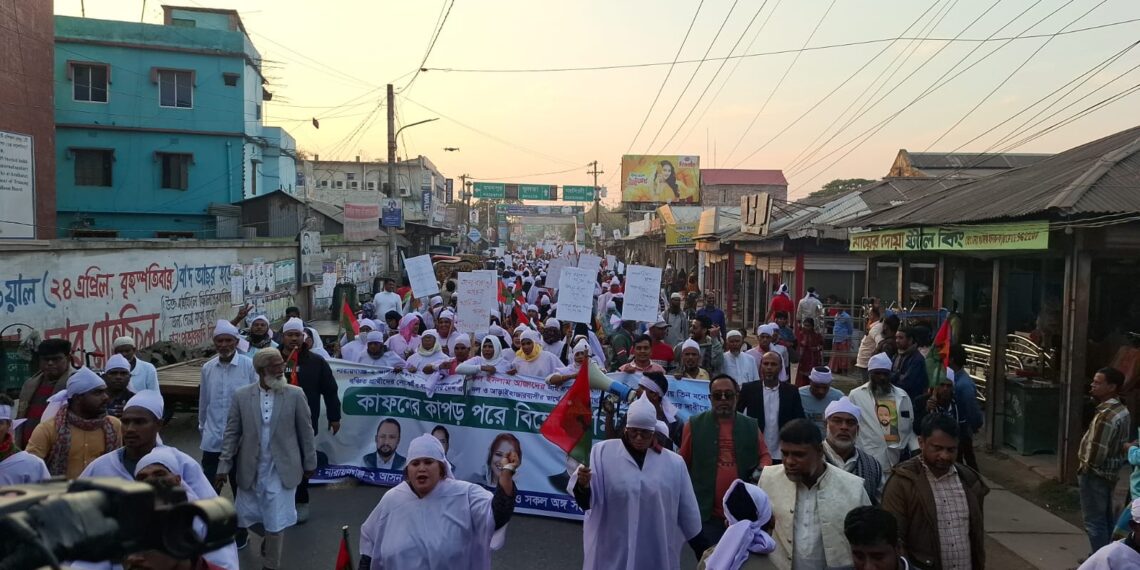 আড়াইহাজারে বিএনপির মনোনয়ন বাতিলের দাবীতে কাফনের কাপড় পরিধান করে বিক্ষোভ। Nafiz Ashraf.Tnntv24
