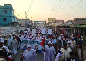 আড়াইহাজারে বিএনপির মনোনয়ন বাতিলের দাবীতে কাফনের কাপড় পরিধান করে বিক্ষোভ। Nafiz Ashraf.Tnntv24