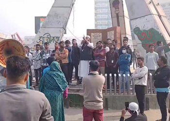 শ্রমিক ছাঁটাই বন্ধ,কারখানার জিএমের পদত্যাগসহ ১৯ দফা দাবিতে নারায়ণগঞ্জের চাষাঢ়া শ্রমিক আবরোধ। Nafiz Ashraf.Tnntv24