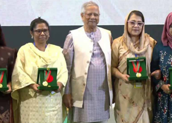 ঋতুপর্ণাসহ ৪ নারী পেলেন রোকেয়া পদক, প্রধান উপদেষ্টা তাঁদের হাতে পদক তুলে দিলেন। Nafiz Ashraf.Tnntv24