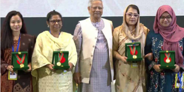 ঋতুপর্ণাসহ ৪ নারী পেলেন রোকেয়া পদক, প্রধান উপদেষ্টা তাঁদের হাতে পদক তুলে দিলেন। Nafiz Ashraf.Tnntv24