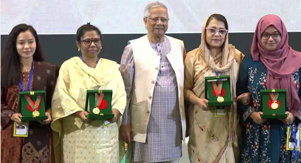 ঋতুপর্ণাসহ ৪ নারী পেলেন রোকেয়া পদক, প্রধান উপদেষ্টা তাঁদের হাতে পদক তুলে দিলেন। Nafiz Ashraf.Tnntv24