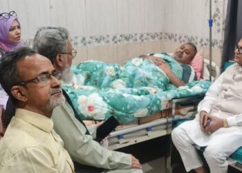 জাসাস নেতা ডেঙ্গু আক্রান্ত সানির শয্যা পাশে বীর মুক্তিযোদ্ধা মুহাম্মদ আলী। Nafiz Ashraf.Tnntv24