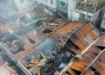 নারায়ণগঞ্জে আগুনে প্রায় ৩০টি হোসিয়ারি কারখানা ও বডি নিটিং কারখানা সম্পূর্ণ পুড়ে গেছে। Nafiz Ashraf.Tnntv24