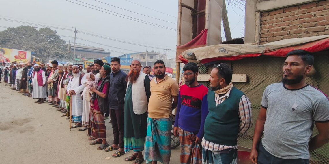 রূপগঞ্জে নির্ধারিত মূল্যের চেয়ে বেশি মূল্যে এলপিজি বিক্রির অভিযোগে বিক্ষোভ ও মানববন্ধন:Nafiz Ashraf.Tnntv24