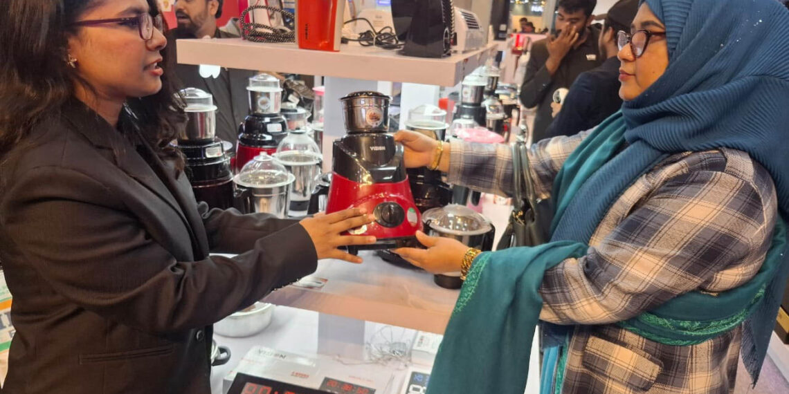 আন্তর্জাতিক বাণিজ্য মেলা   লোভনীয় অফারে ইলেকট্রনিক পণ্য বিক্রির ধুম: Nafiz Ashraf.Tnntv24