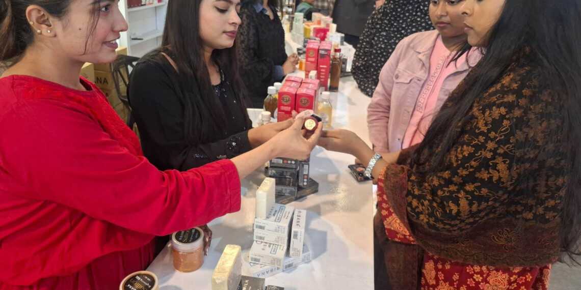 আন্তর্জাতিক বাণিজ্য মেলা:  উৎসবের আমেজ বেড়েছে কেনাবেচা ক্রেতা-দর্শনার্থীর ভিড়:Tnntv24 