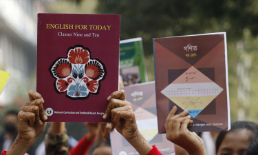 নারায়ণগঞ্জে শিক্ষার্থীদের মাঝে নতুন বই বিতরণ। Nafiz Ashraf.Tnntv24