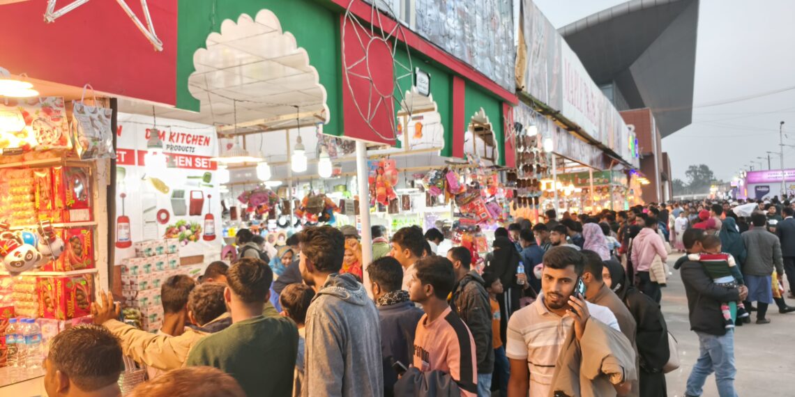 ছুটির দিনে মুখরিত ঢাকা আন্তর্জাতিক বানিজ্য মেলা-দর্শনার্থীদের উপচে পড়া ভিড়:Nafiz Ashraf.Tnntv24