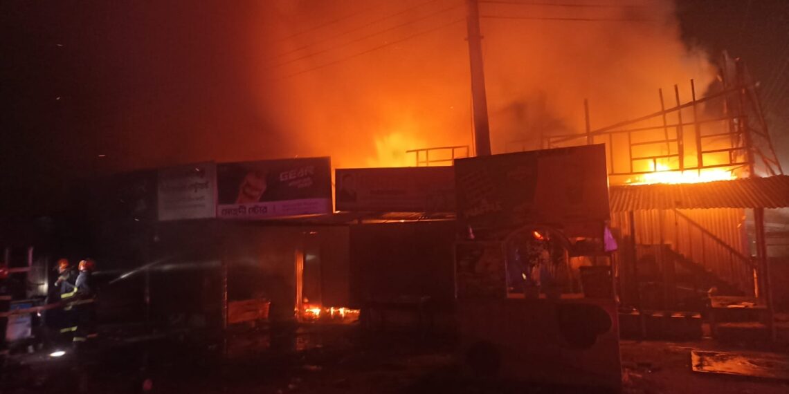 রূপগঞ্জের পূর্বাচলে অগ্নিকাণ্ডে ৫ দোকান পুড়ে ছাই: Tnntv24