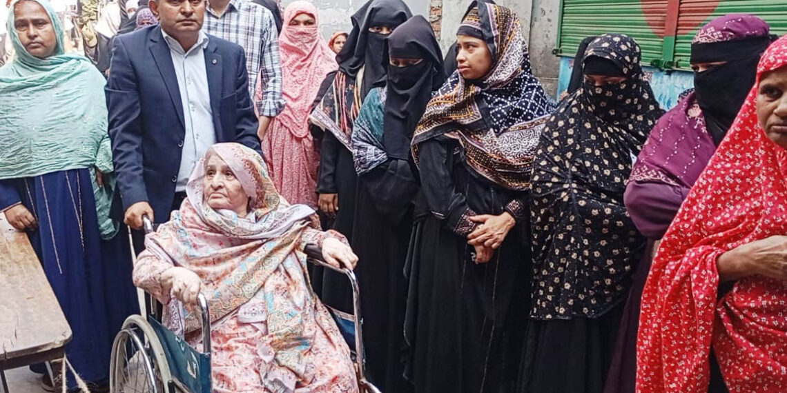 রূপগঞ্জে হুইল চেয়ারে এসে ভোট দিলেন শত বছর বয়সী রহিমা বেগম: Tnntv24