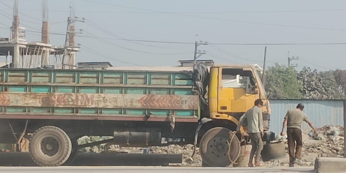 রূপগঞ্জ মহাসড়কে চোরাই তেলের রমরমা বাণিজ্য , প্রশাসনের নীরবতা নিয়ে ক্ষোভ।Tnntv24