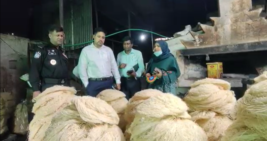 নারায়ণগঞ্জে অনুমোদনহীন ও অস্বাস্থ্যকর পরিবেশে সেমাই উৎপাদনের অভিযোগে ১লাখ টাকা জরিমানা।Tnntv24