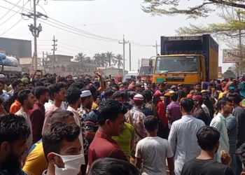 নারায়ণগঞ্জের রূপগঞ্জে বকেয়া বেতনের দাবিতে পোশাক কারখানায় শ্রমিক অসন্তোষ : ঢাকা-সিলেট মহাসড়ক অবরোধ : দীর্ঘ যানযট: Tnntv24