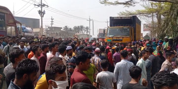নারায়ণগঞ্জের রূপগঞ্জে বকেয়া বেতনের দাবিতে পোশাক কারখানায় শ্রমিক অসন্তোষ : ঢাকা-সিলেট মহাসড়ক অবরোধ : দীর্ঘ যানযট: Tnntv24
