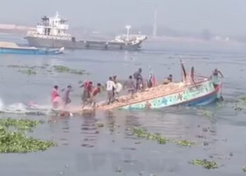 ধলেশ্বরী নদীতে ইট বোঝাই বাল্কহেড তলিয়ে গেছে। Tnntv24