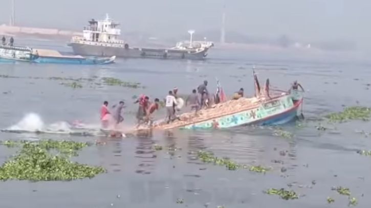 ধলেশ্বরী নদীতে ইট বোঝাই বাল্কহেড তলিয়ে গেছে। Tnntv24