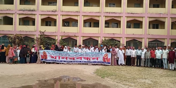 রূপগঞ্জে হাজী নূর উদ্দিন স্কুলে ময়লা পানি সয়লাভ, অপসারণ দাবিতে মানব বন্ধন : Tnntv24