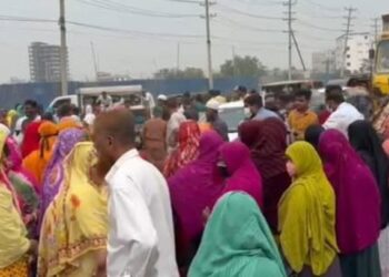 নারায়ণগঞ্জের রূপগঞ্জে পোশাক কারখানায় শ্রমিক অসন্তোষ : ঢাকা-সিলেট মহাসড়ক অবরোধ করে বিক্ষোভ। Tnntv24