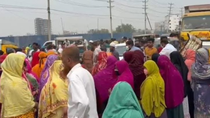 নারায়ণগঞ্জের রূপগঞ্জে পোশাক কারখানায় শ্রমিক অসন্তোষ : ঢাকা-সিলেট মহাসড়ক অবরোধ করে বিক্ষোভ। Tnntv24