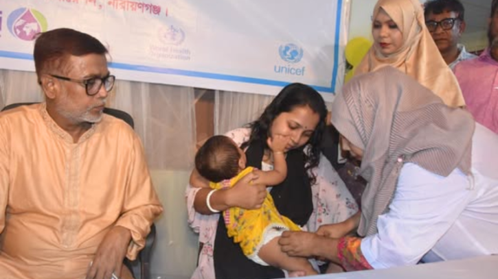 শিশুদের হাম-রুবেলা প্রতিরোধে জরুরি টিকাদান কর্মসূচি উদ্বোধন করলেন প্রশাসক অ্যাড.সাখাওয়াত। Tnntv24