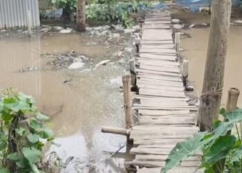 রূপগঞ্জে সামান্য বৃষ্টিতেই জলাবদ্ধতায় ভোগান্তি ৪ দশকেও পুন: খনন হয়নি সরকারি খাল:Tnntv24