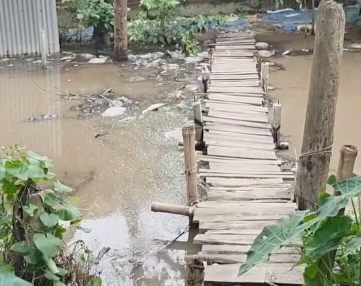রূপগঞ্জে সামান্য বৃষ্টিতেই জলাবদ্ধতায় ভোগান্তি ৪ দশকেও পুন: খনন হয়নি সরকারি খাল:Tnntv24