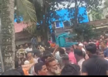 রূপগঞ্জে স্বেচ্ছাসেবক দলের দুই গ্রুপে সংঘর্ষ-গোলাগুলিতে  আহত ১৬, বাড়িঘর ভাংচুর :Tnntv24