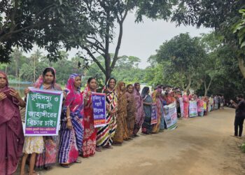 রূপগঞ্জে সংখ্যালঘু পরিবারের উপর সন্ত্রাসী হামলা, বসত বাড়ী ভাংচুরসহ ভূমিদস্যুতার প্রতিবাদে মানববন্ধন:Tnntv24