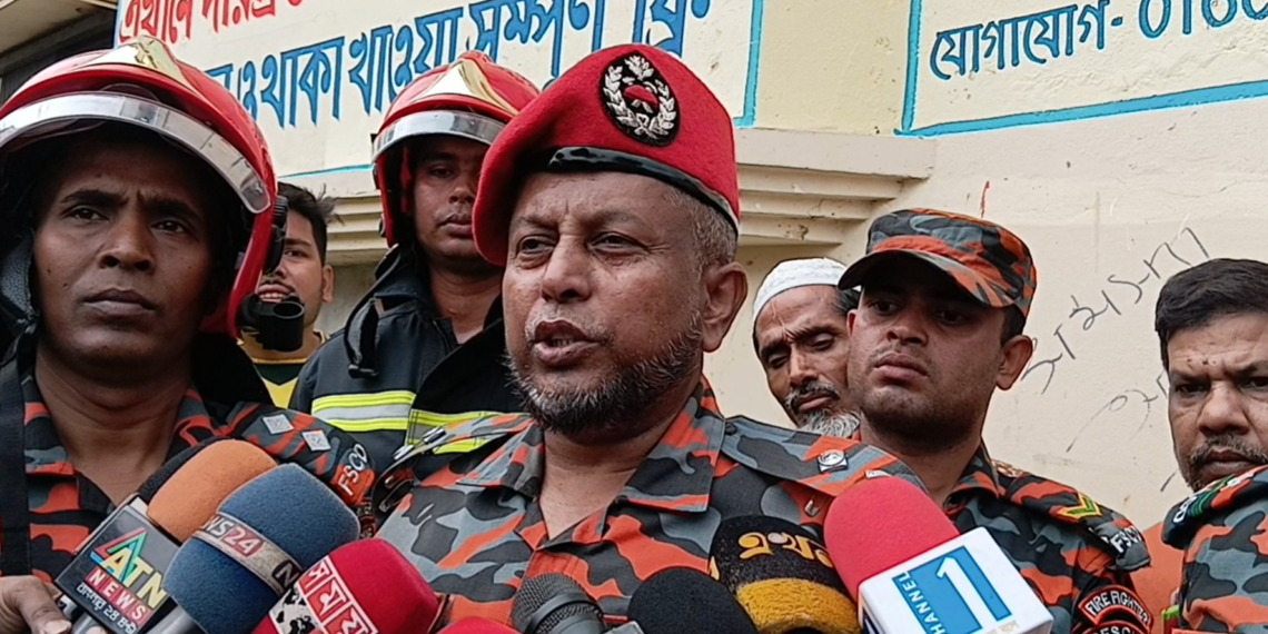 নারায়ণগঞ্জের লাকিবাজার এলাকায় গ্যাস লাইনের  লিকেজ থেকে বিস্ফোরণ,বাপ-বেটা ৪ জন দগ্ধ।Tnntv24