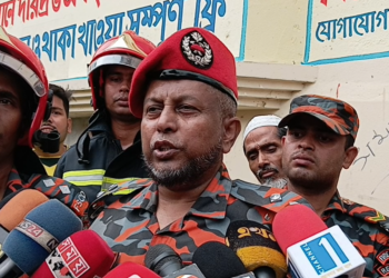 নারায়ণগঞ্জের লাকিবাজার এলাকায় গ্যাস লাইনের  লিকেজ থেকে বিস্ফোরণ,বাপ-বেটা ৪ জন দগ্ধ।Tnntv24