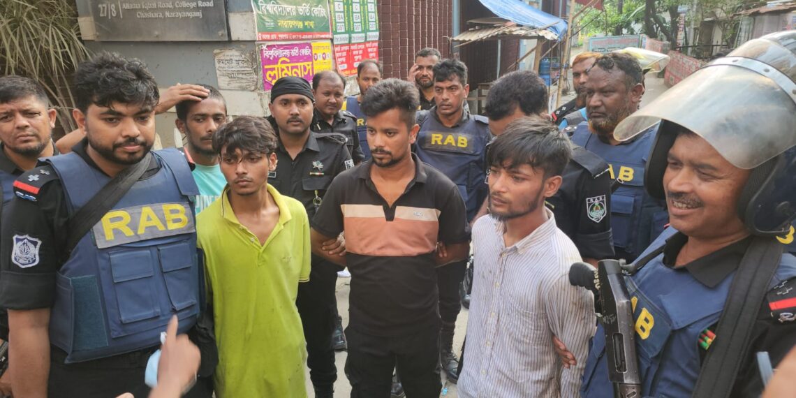 নারায়ণগঞ্জের মাসদাইরের চিহ্নিত মাদক ব্যবসায়ী জাহিদের আস্তানায় র‌্যাবের অভিযান, ধারালো অস্ত্রসহ দুই মাদক কারবারি গ্রেফতার।Tnntv24