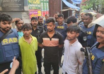নারায়ণগঞ্জের মাসদাইরের চিহ্নিত মাদক ব্যবসায়ী জাহিদের আস্তানায় র‌্যাবের অভিযান, ধারালো অস্ত্রসহ দুই মাদক কারবারি গ্রেফতার।Tnntv24