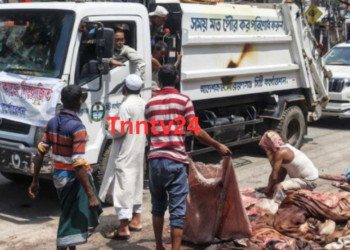 পরিচ্ছন্ন কর্মীদের সাথে বর্জ্যবাহী ট্রাকে চড়ে ঈদের দিন নির্দেশনায় ছিলেন প্রশাসক সাখাওয়াত।Tnntv24